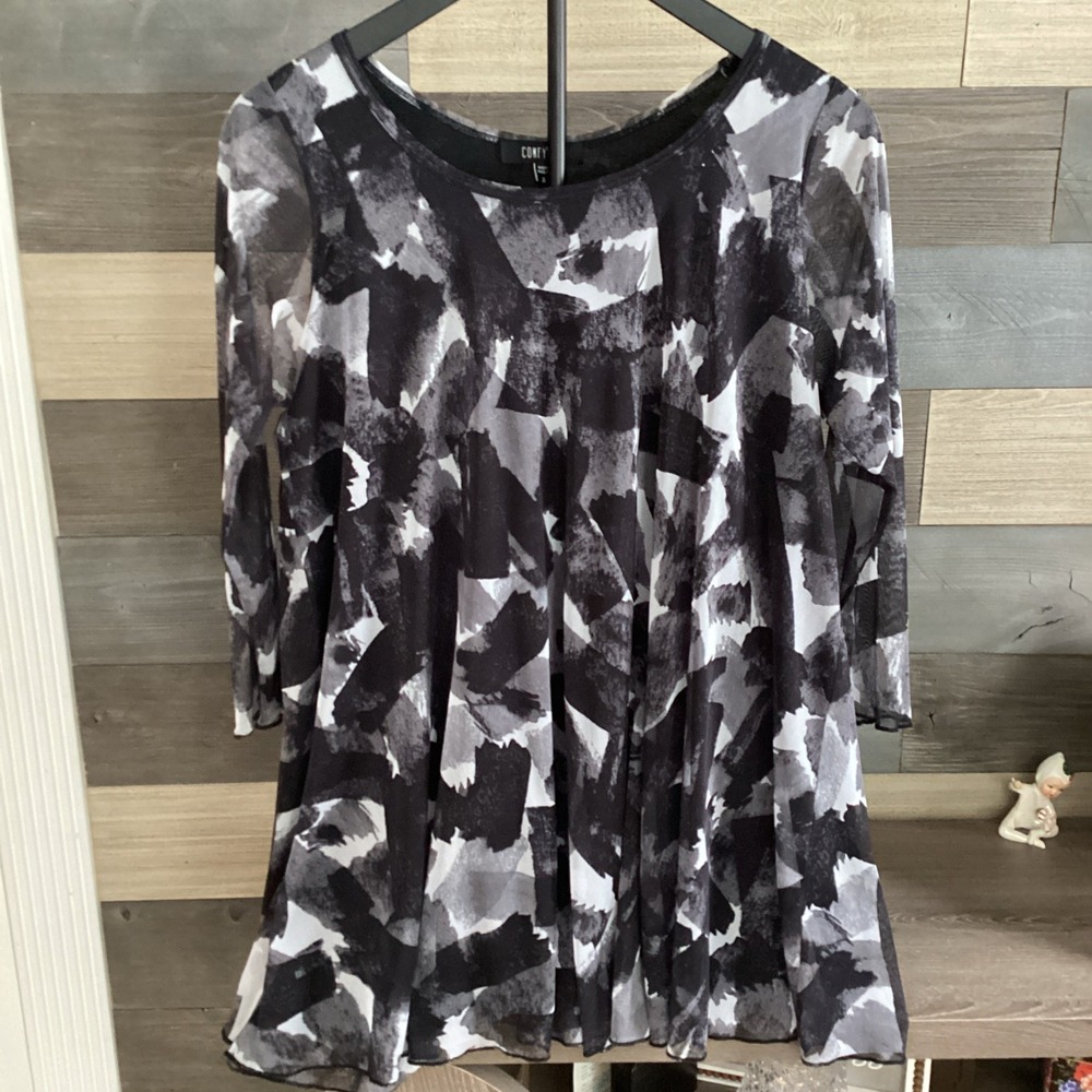 Comfy USA‎ black, white, and grey abstract print tunic top Size Small WOMANS